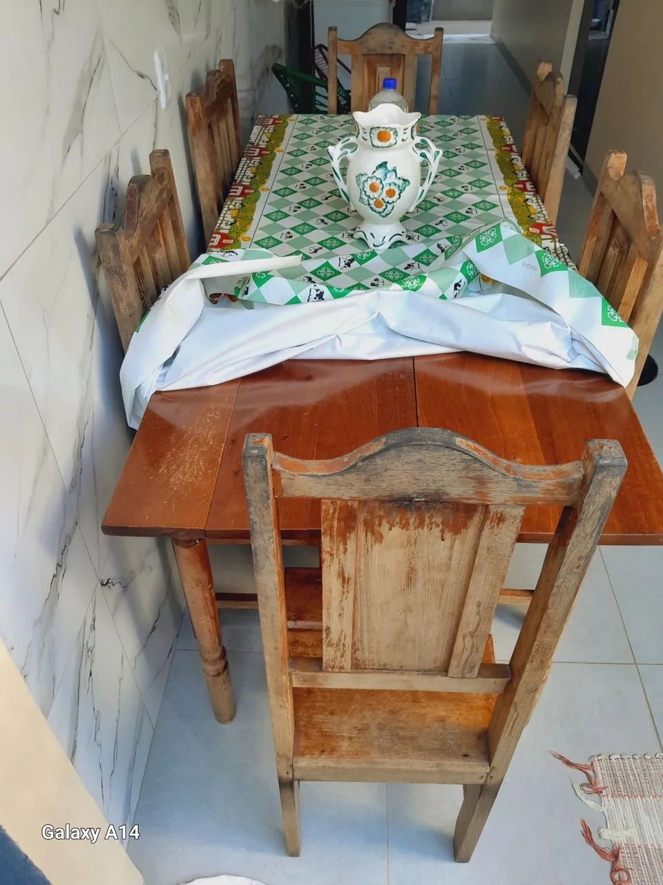 Mesa de madeira com 6 cadeiras  - Foto 5