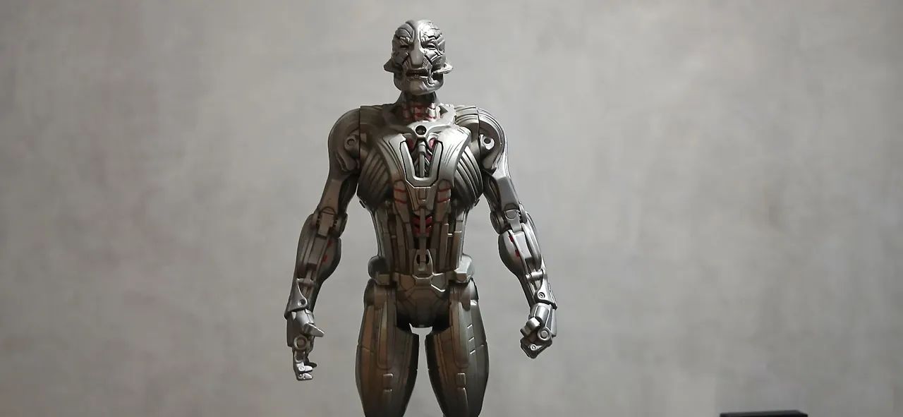 Boneco Ultron 30cm - com luz e sons  - Foto 2