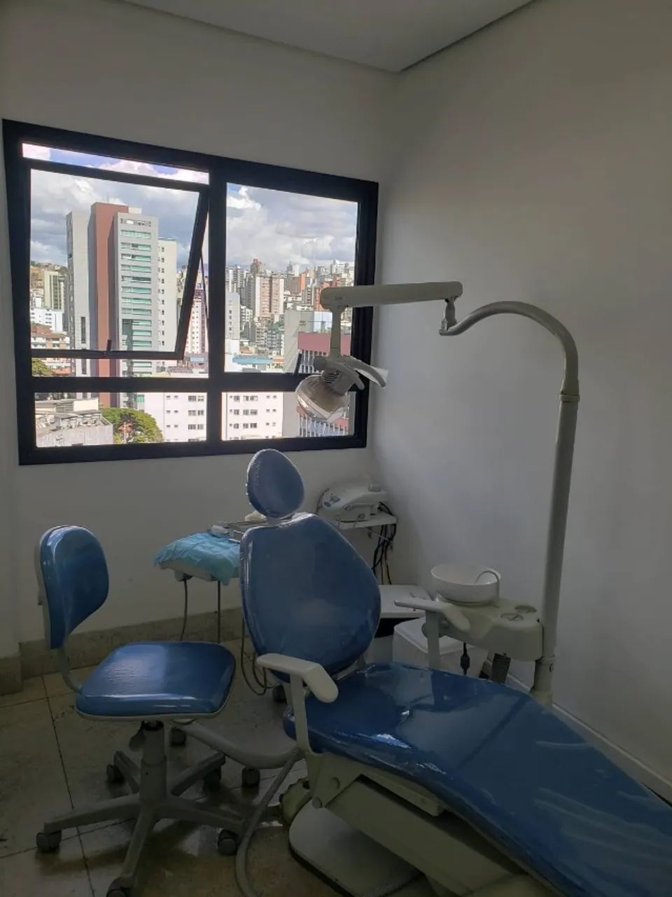 Cadeira odontológica Gnatus azul com 2 mochos - Foto 2