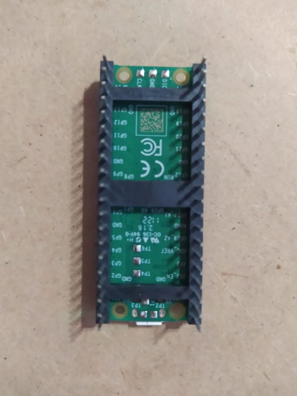 Raspberry Pi Pico H Com Um Suporte Com Barras De Pino
