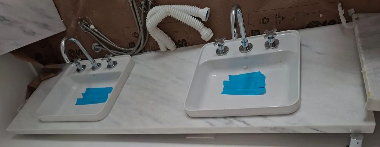 Bancada em mármore com duas cubas de sobrepor com mesa e torneira misturador comando duplo - Foto 2