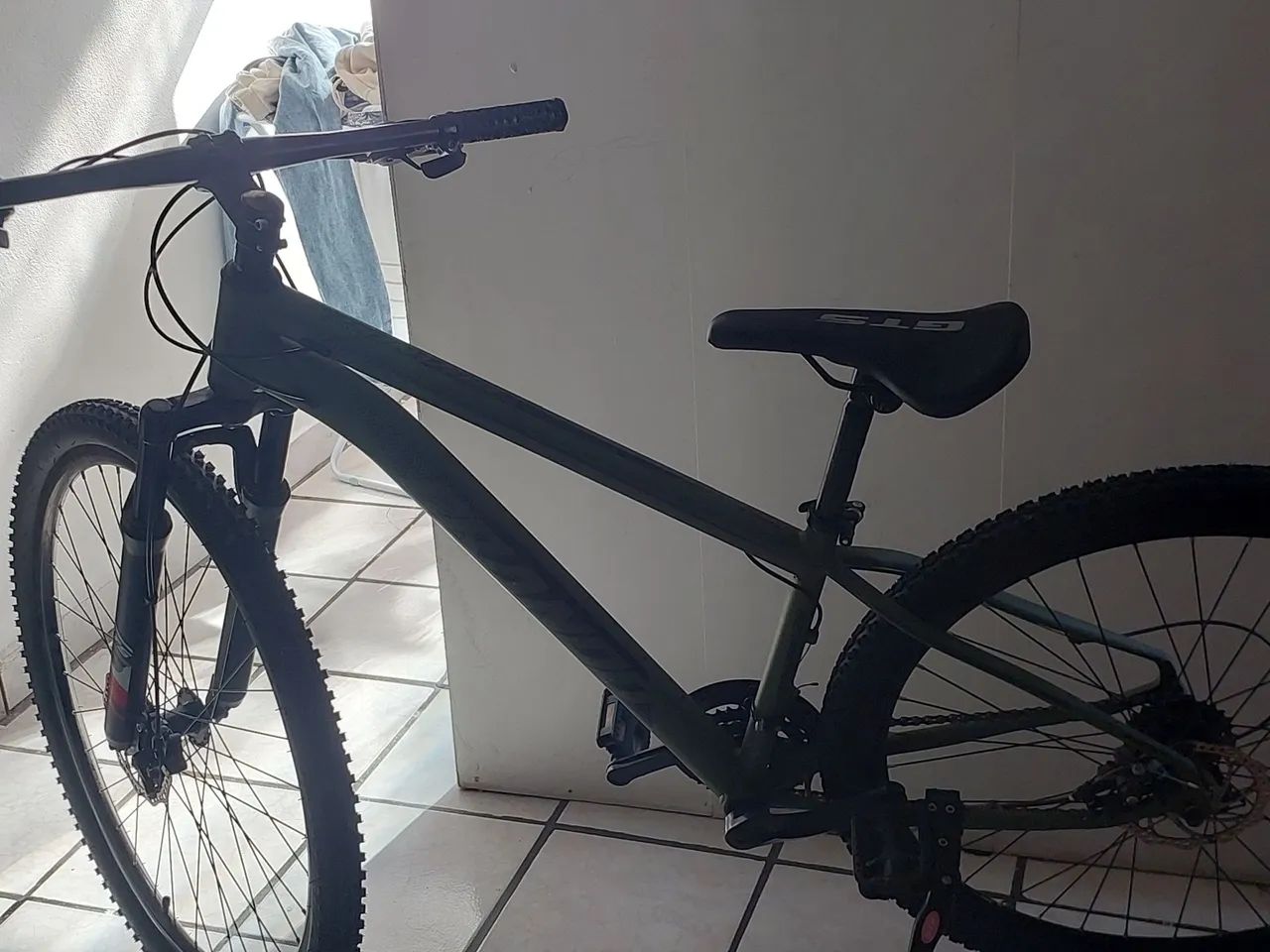 Vendo bicicleta aro 29, cot verde militar top - Foto 2