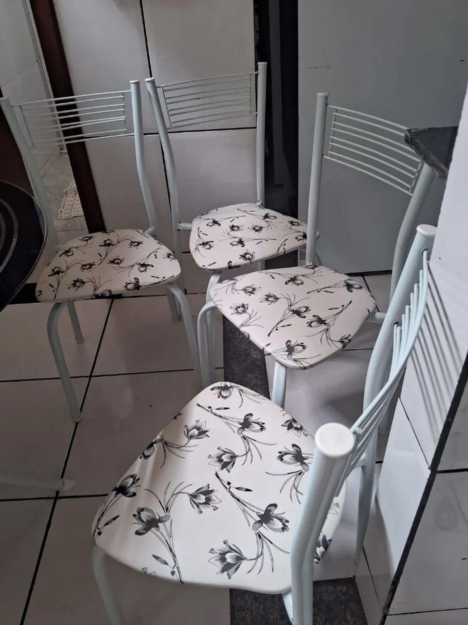 Vendo mesa de 4 cadeiras - Foto 2