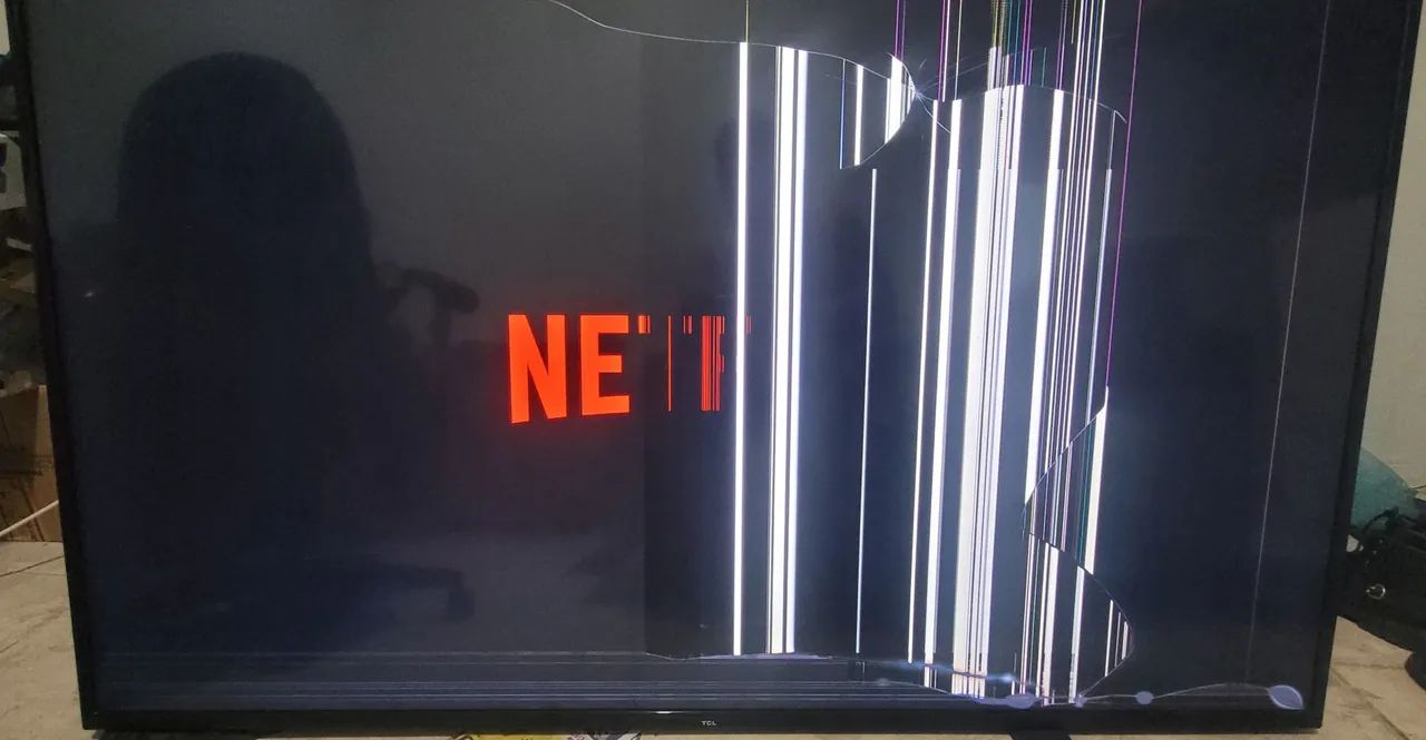 TV de 65 da Semp TCL 65P65US e uma Samsung 32 com defeito no display