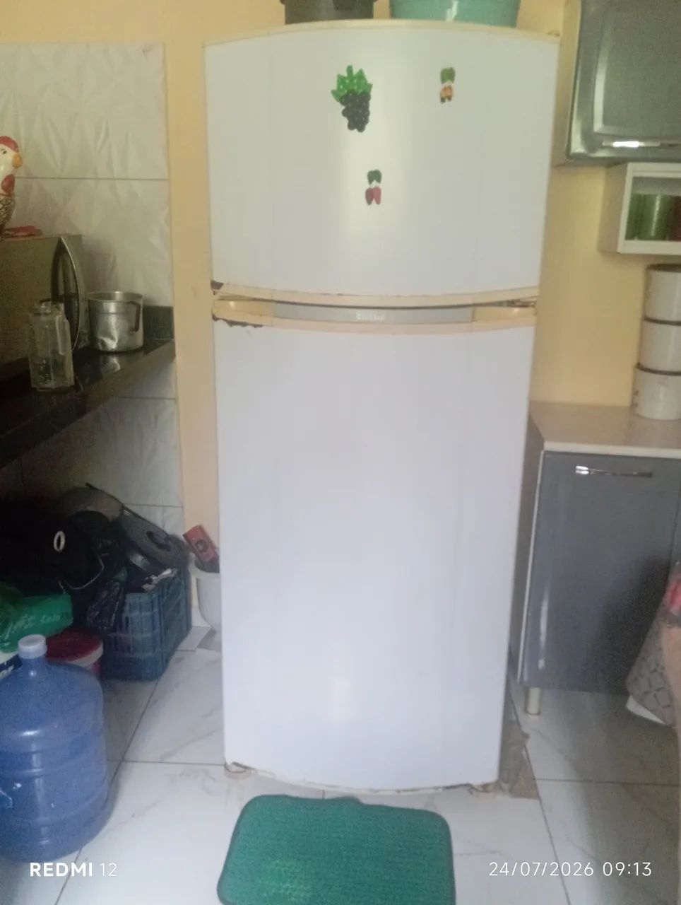 Vendo geladeira quebrada galho 