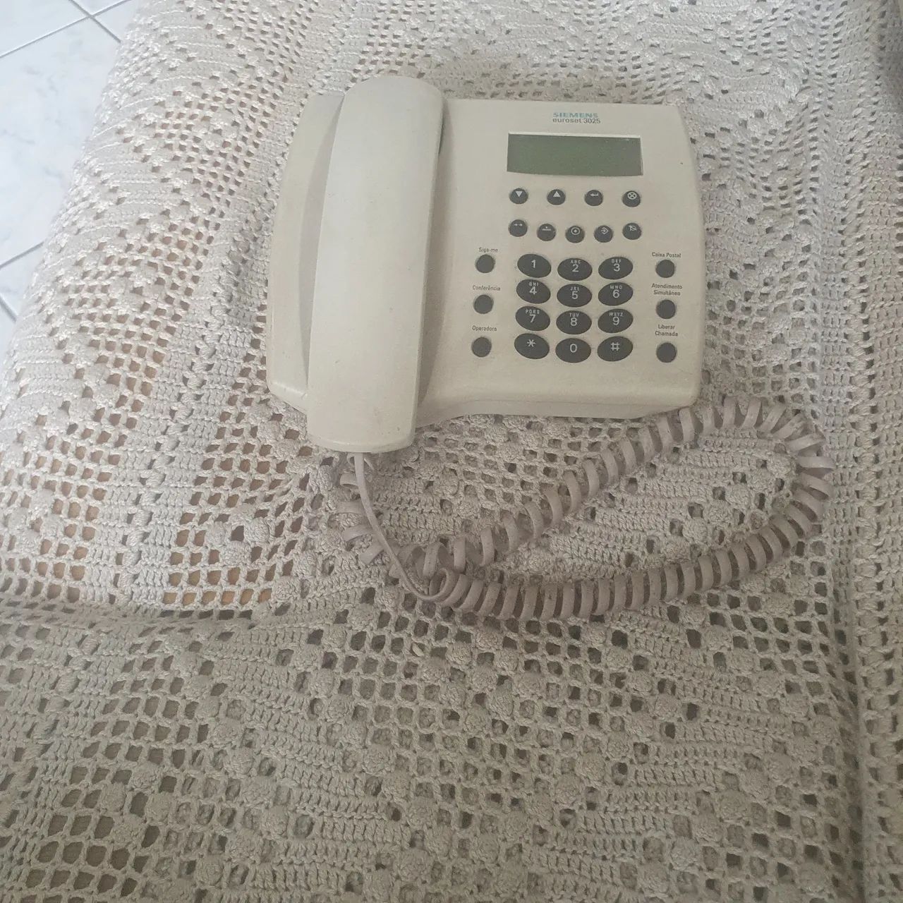 Telefone antigo retrô. Siemens europeu 3025. 