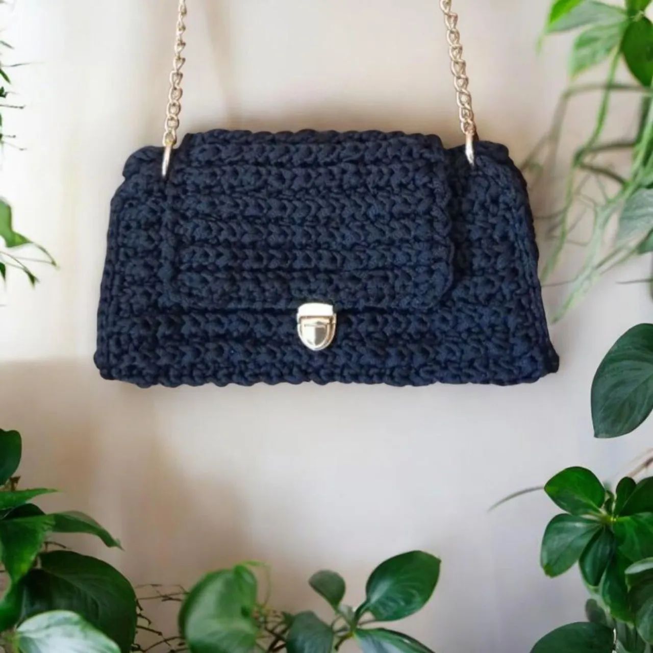 Bolsa Croche Preta Corrente Dourada - Foto 2
