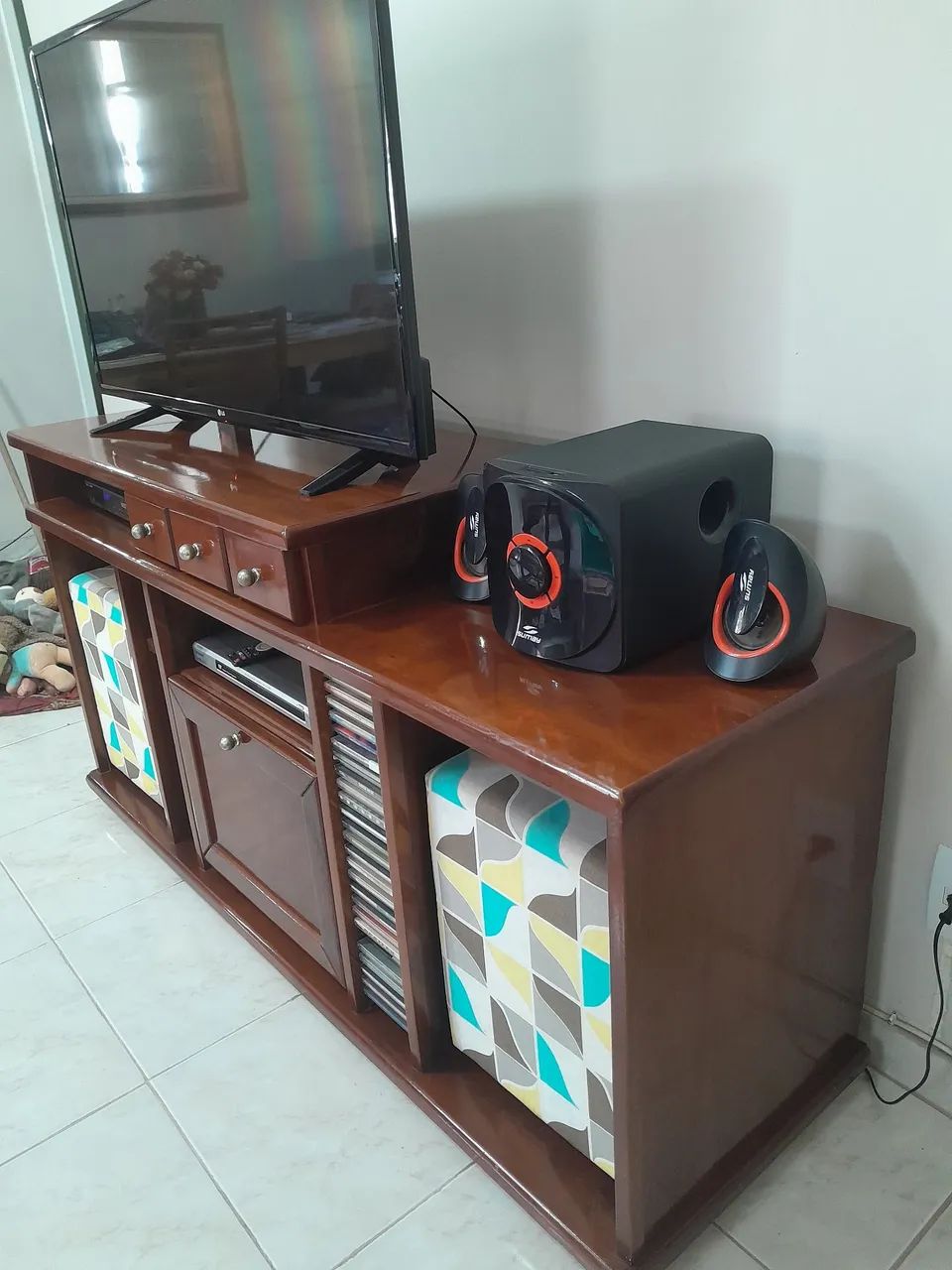 Vendo Rack em madeira em bom estado, com vários compartimentos  - Foto 2
