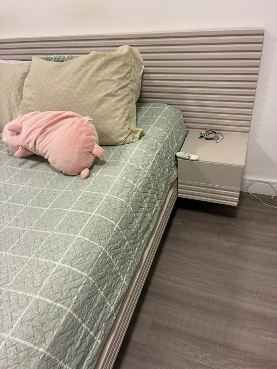 Cama Casal/Queen com Cabeceira e Mesa de Apoio ACOMPANHA COLCHÃO - Foto 3