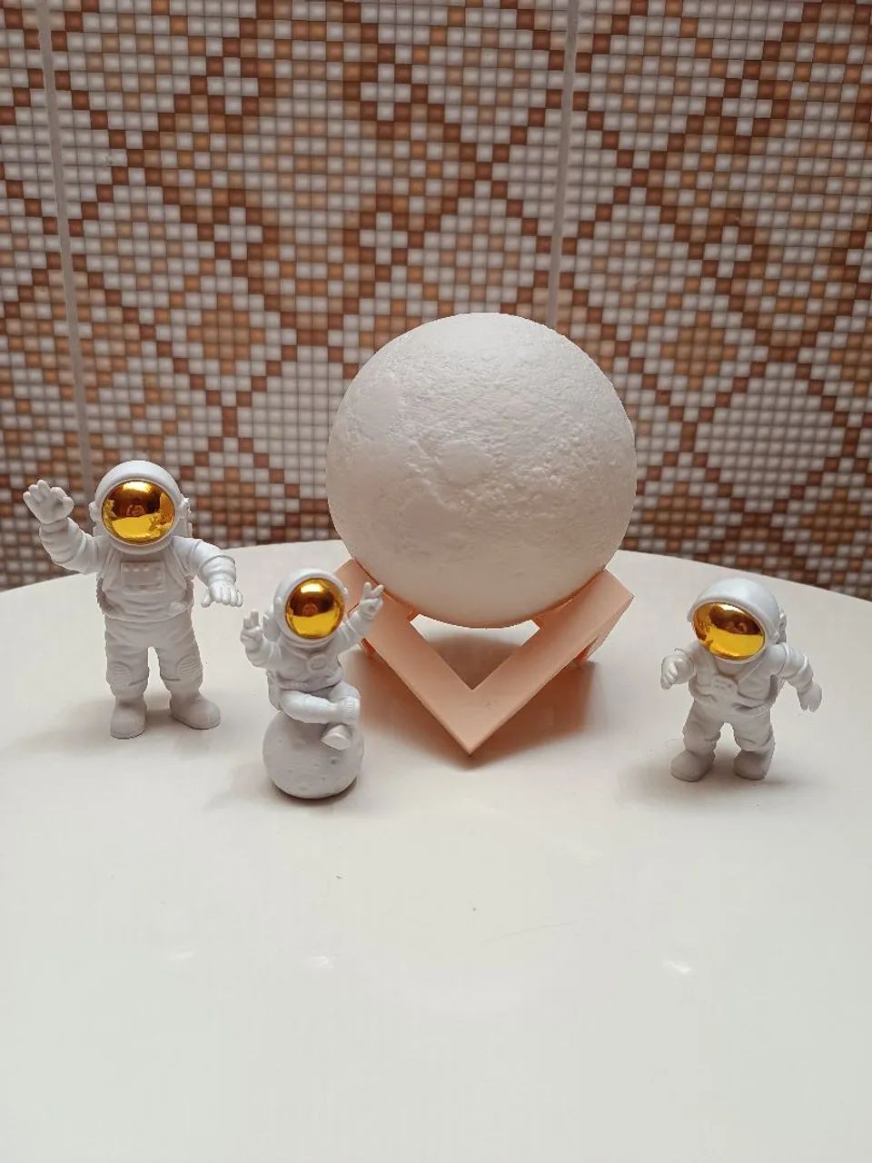 Kit Astronauta Decoração 3 bonecos + lua com LED 