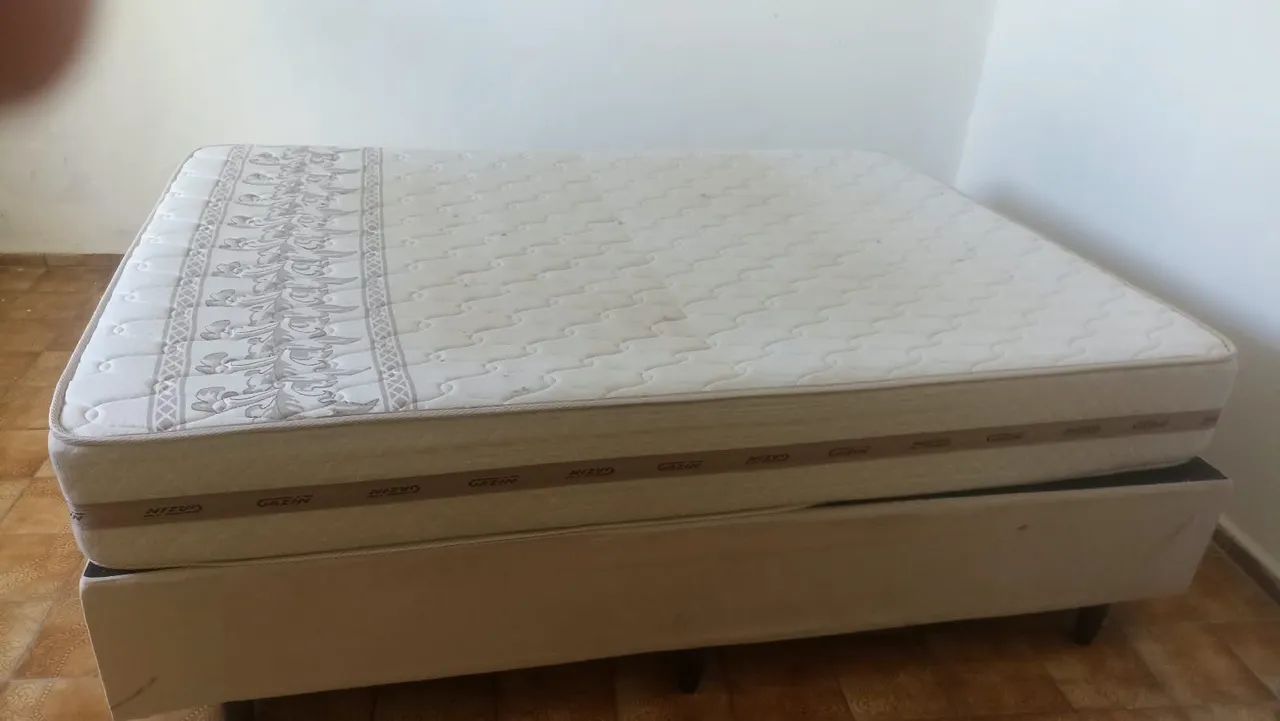 Vende-se cama box casal com colchão 