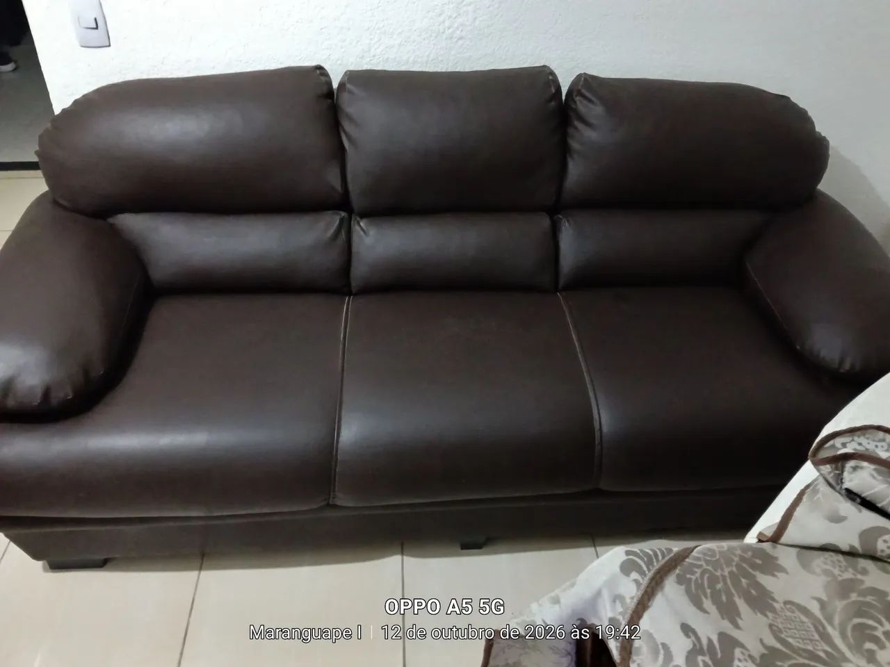 Sofá de couro sem defeito (2,00x0,90) comprado na rua do Aragão em Recife.