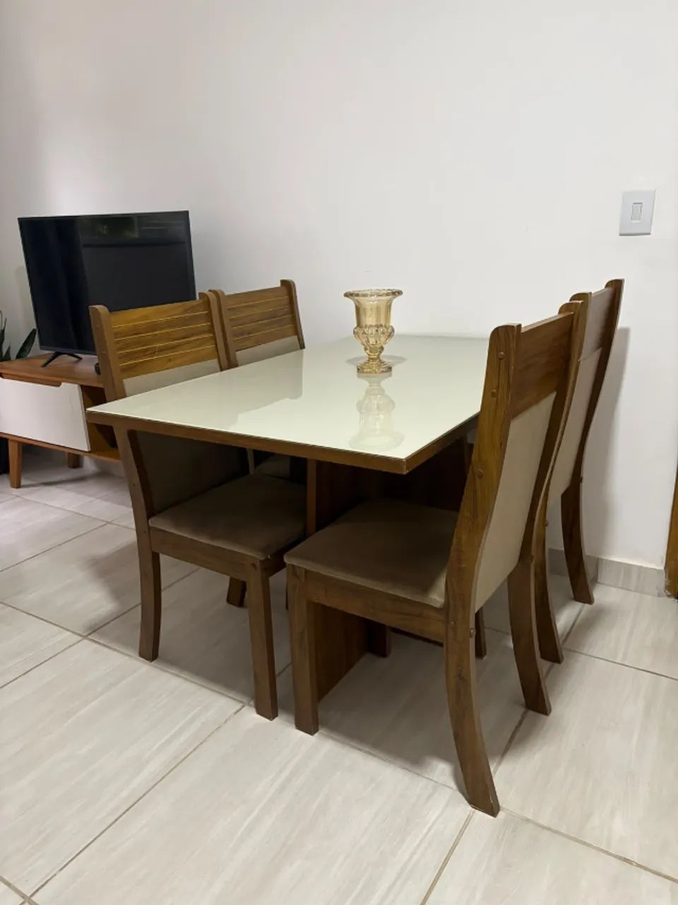 Mesa de jantar com 4 cadeiras