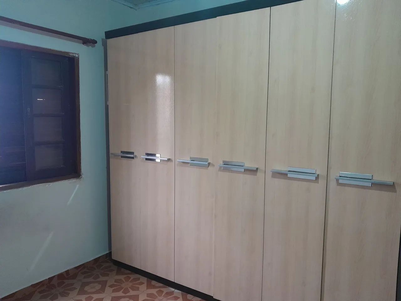 Vende-se um guarda-roupa e um armário de parede de cozinha 