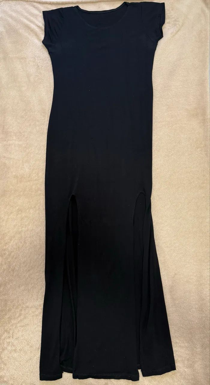 Vestido preto com fendas - Foto 2