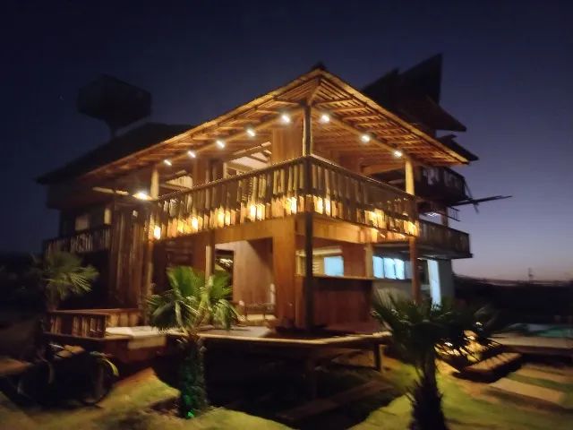 Casa Triplex com oito quartos sendo cinco suítes no Fortim - 490m²