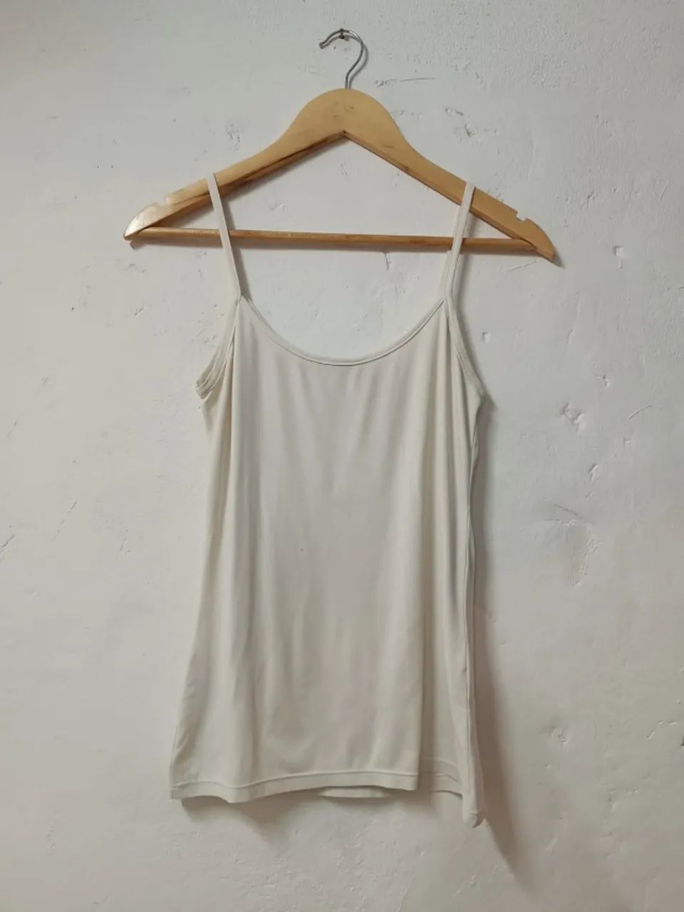 Regata Off-White de Alças Finas Básica