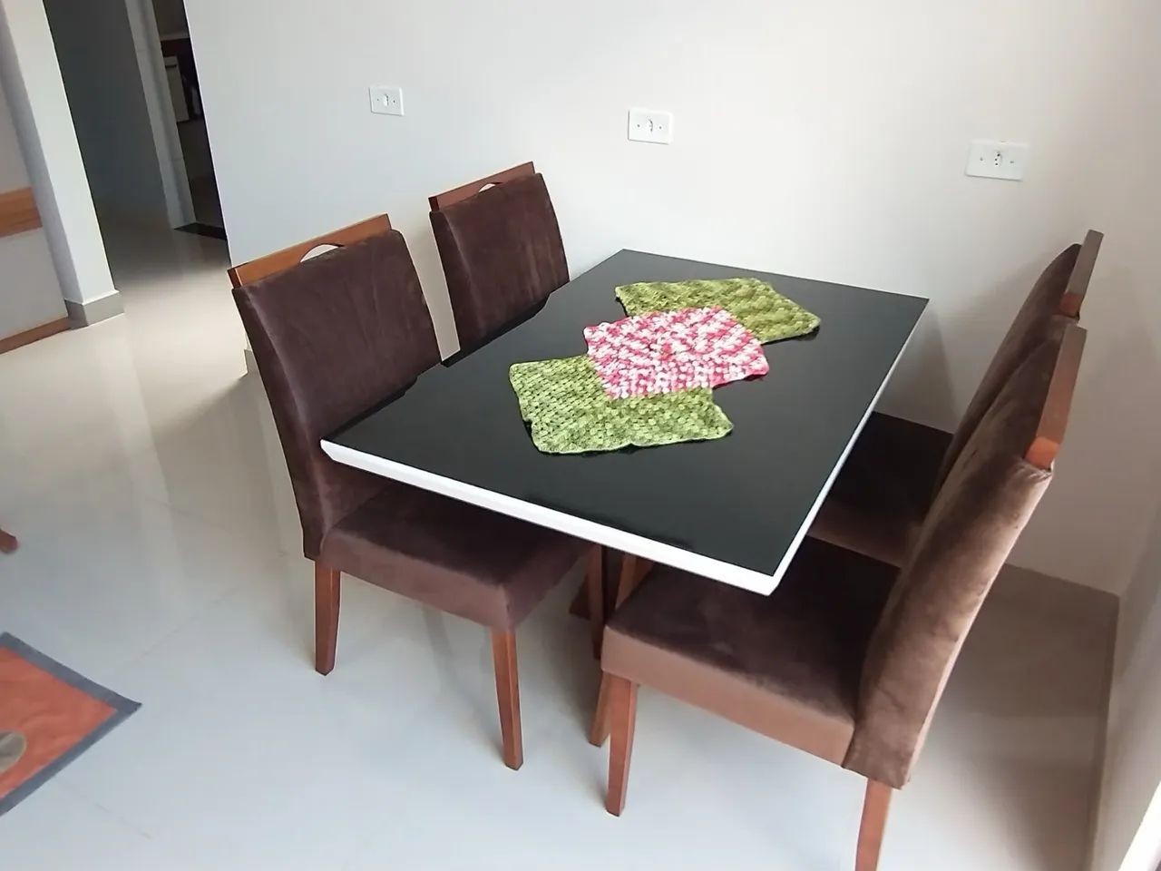 Mesa com 4 cadeiras 