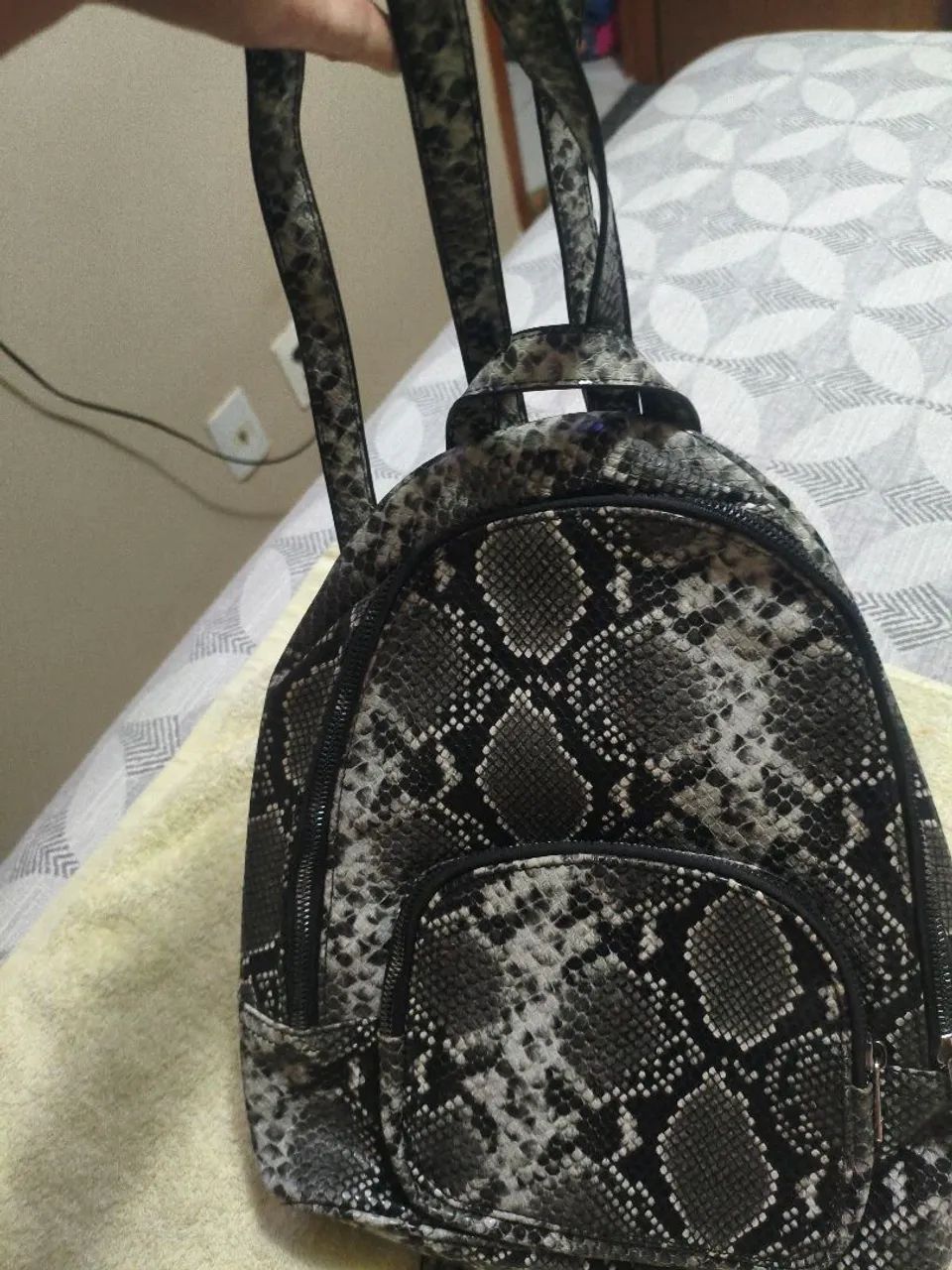 Bolsa de costas couro de cobra. - Foto 2