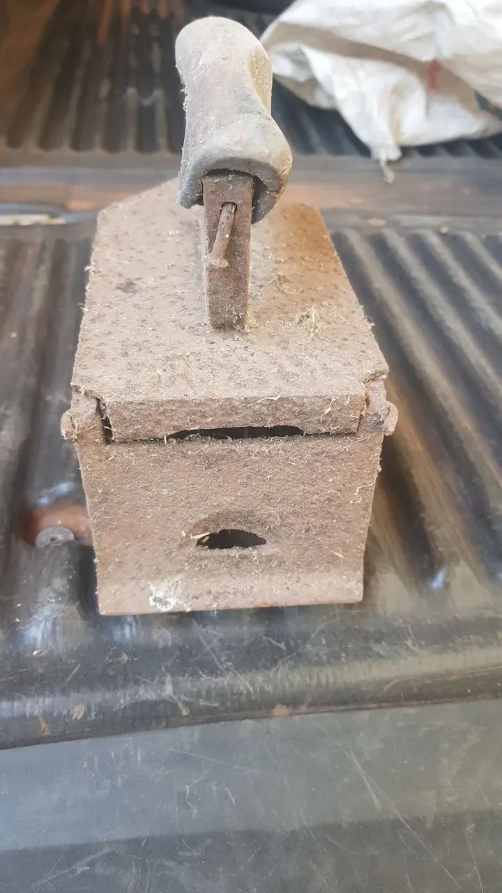 Ferro de passar roupa a brasa antigo 