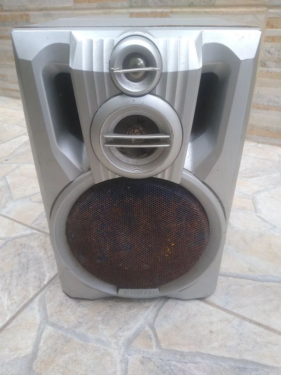 Caixa de som Kenwood funcionando 