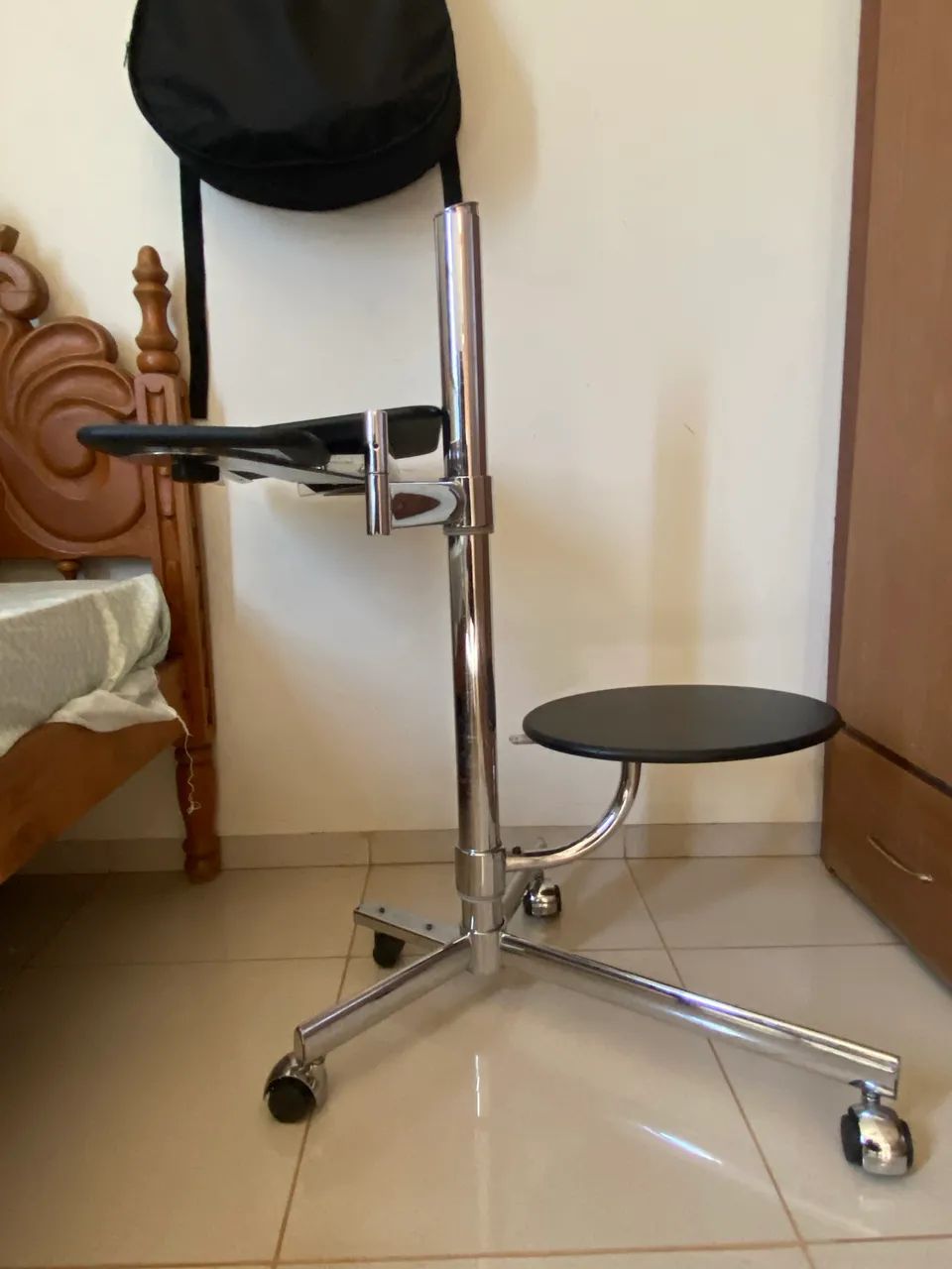 Mesa para Notebook Asys Laptable 33218 Cromada com Rodízios - Excelente Estado - Foto 2