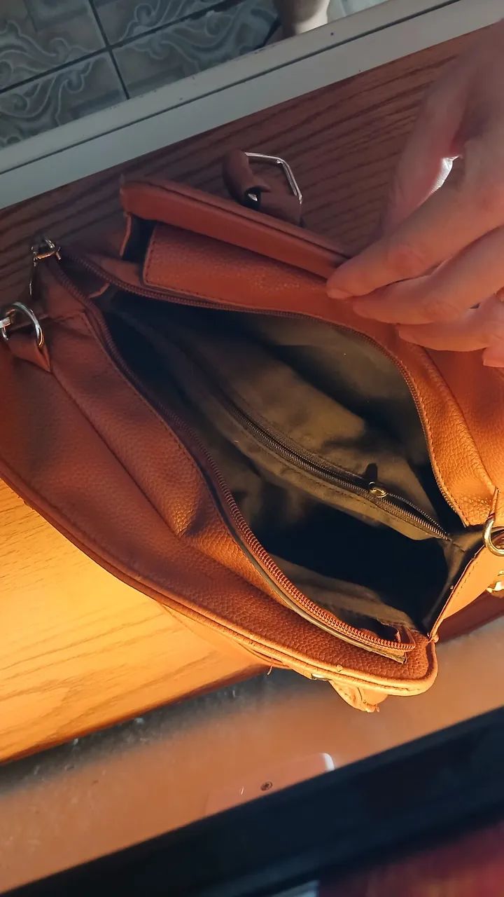 Bolsa espaçosa com vários compartimento,  conservada. - Foto 4