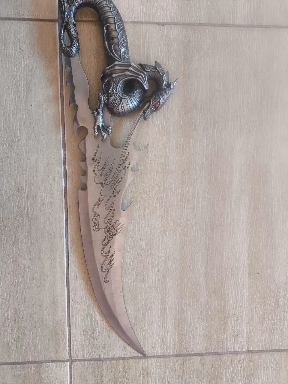 adaga decorativa temática de dragão - Foto 2