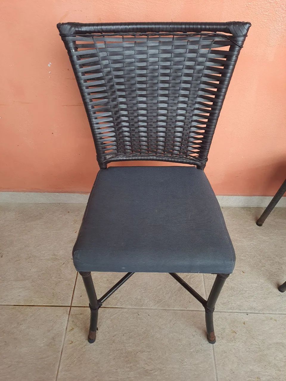 Mesa tampo de vidro de 1 metro de diâmetro com 4 cadeiras acolchoadas. - Foto 4