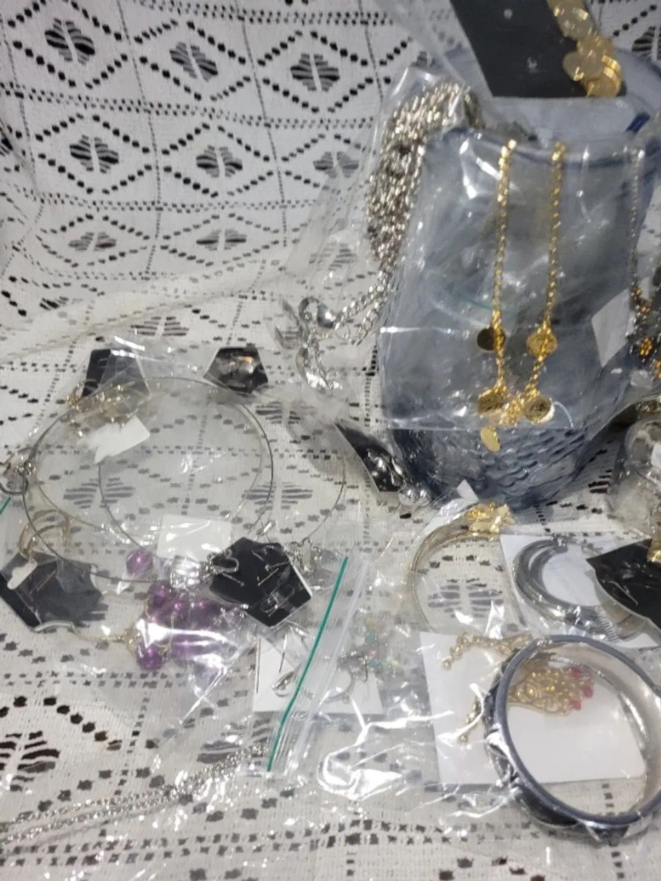 Jarra de vidro com 60 bijuterias misteriosa  - Foto 2