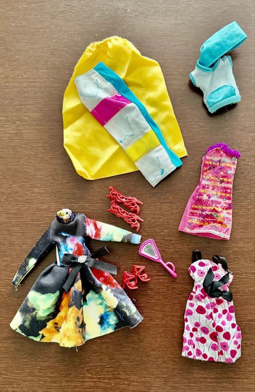 Lote de acessórios de Barbie e Ken 