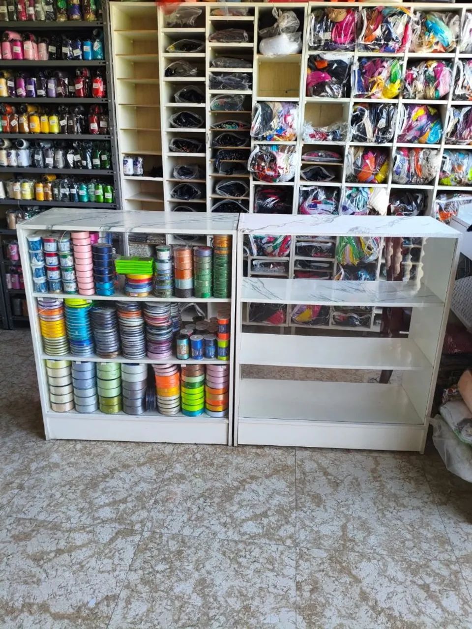 Balcão MDF com divisória e vidro