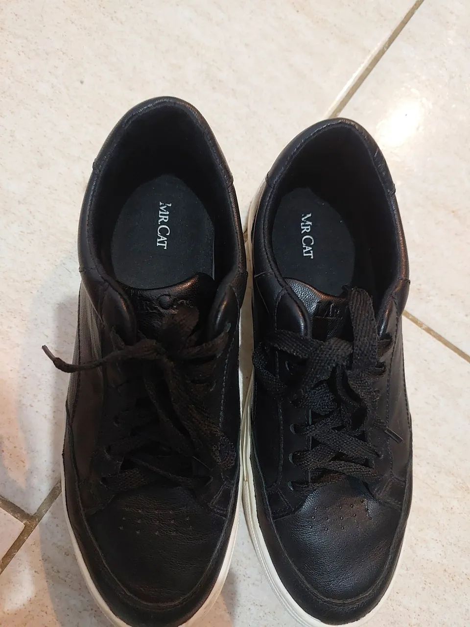 TENIS DE COURO MR.CAT TAM 36 MAS SERVE UM 37