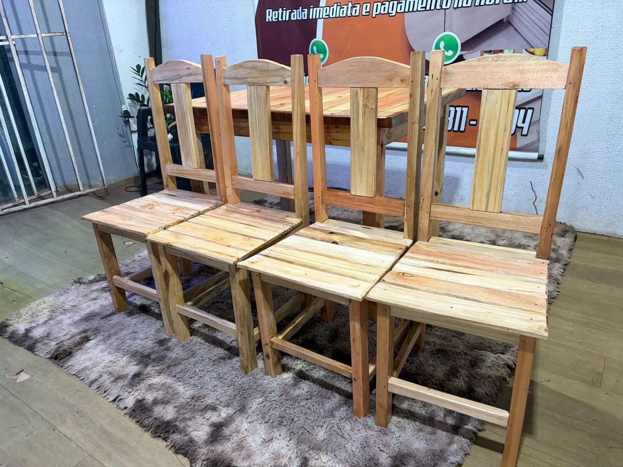 Mesa de madeira 4 cadeiras bem conservada ((ENTREGO GRATIS)) - Foto 4