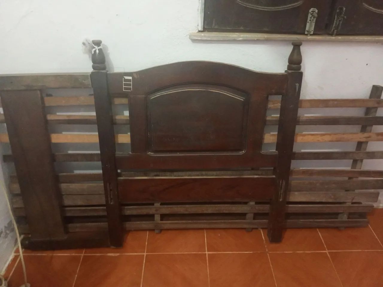 Vende-se uma cama de solteiro 
