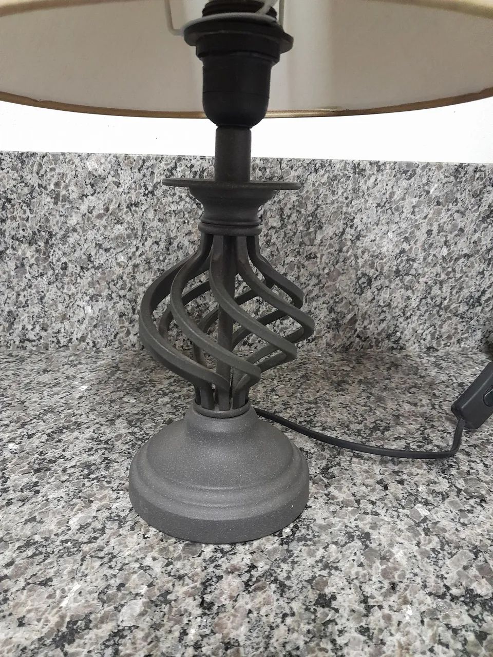 Abajur de mesa com base de ferro fundido  - Foto 3