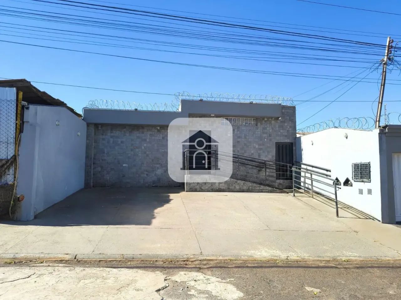 Casa comercial para locação no bairro Brasil