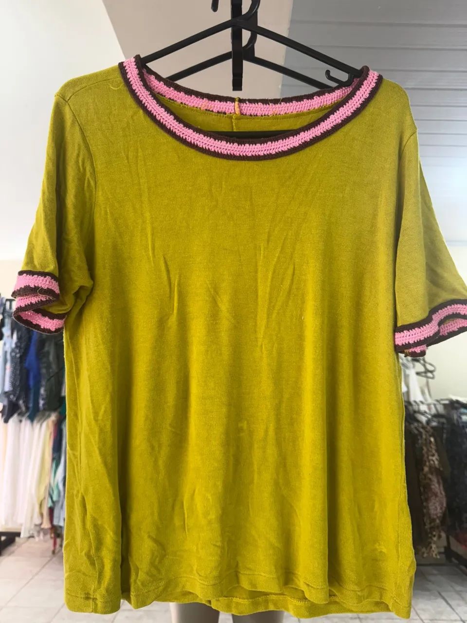 Camiseta verde com detalhes em rosa da Shoulder M
