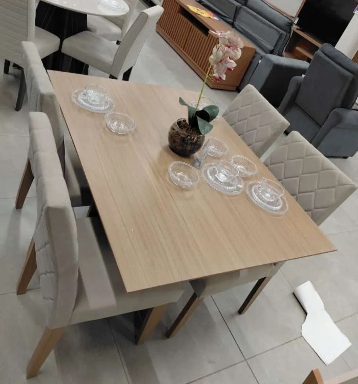 Mesa com quatro cadeiras 