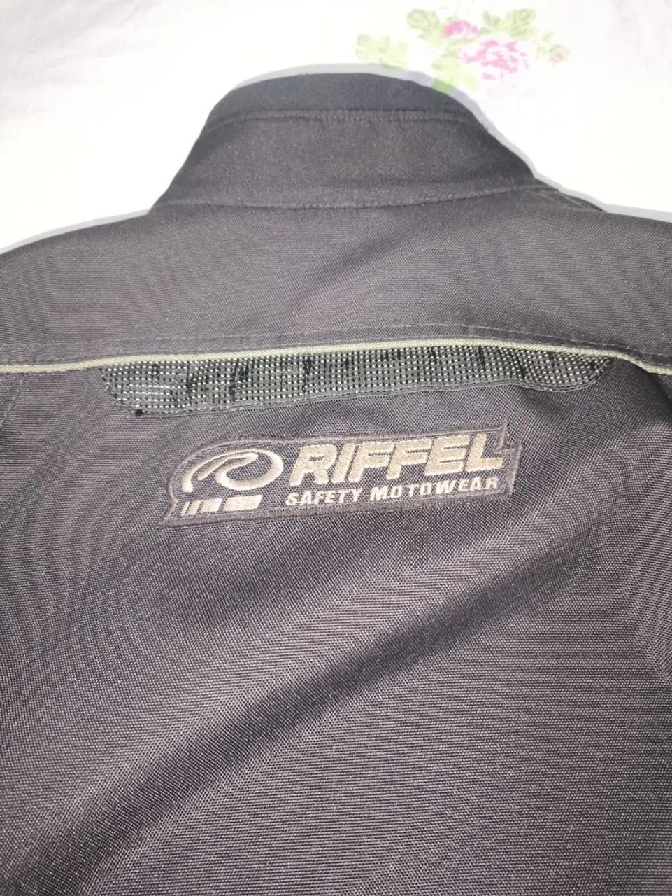 Conjunto jaqueta e calça com proteções 
