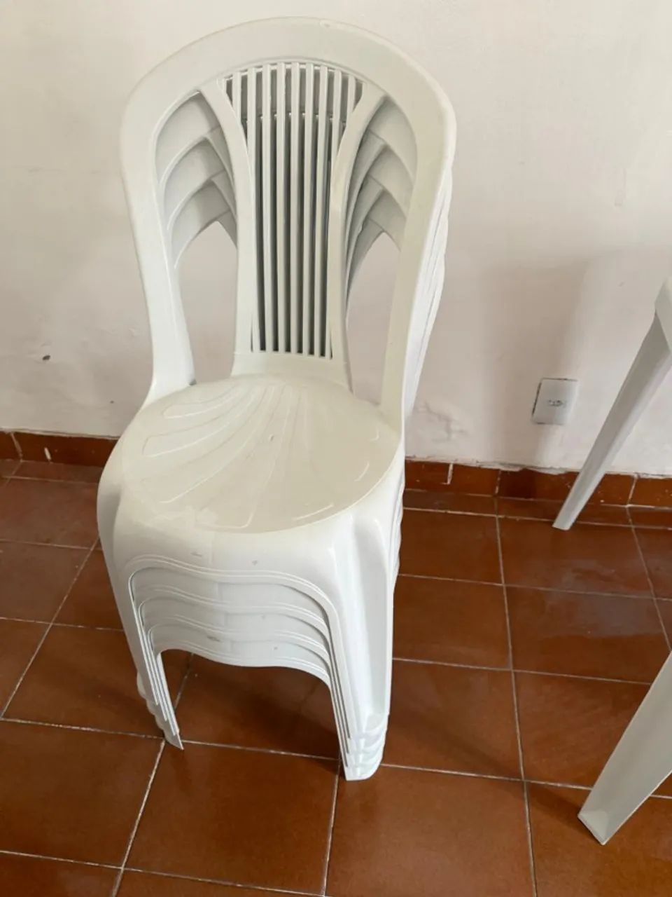 Jogo de Mesa Oitavada + 8 Cadeiras de Plástico Brancas - Kit Completo - Foto 2