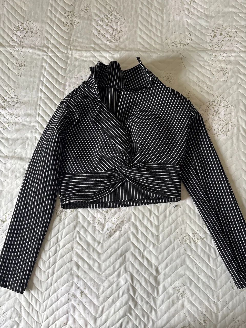 Roupa arrumada preta e branca