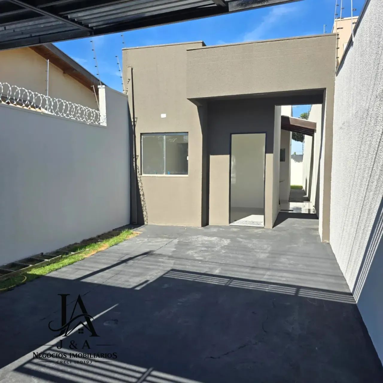 Casa reformada á venda com 2 quartos no bairro Nova Campo Grande