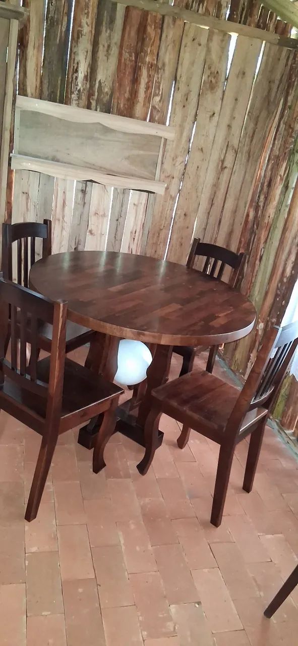 Mesa em Marchetaria com 4 Cadeiras de Madeira
