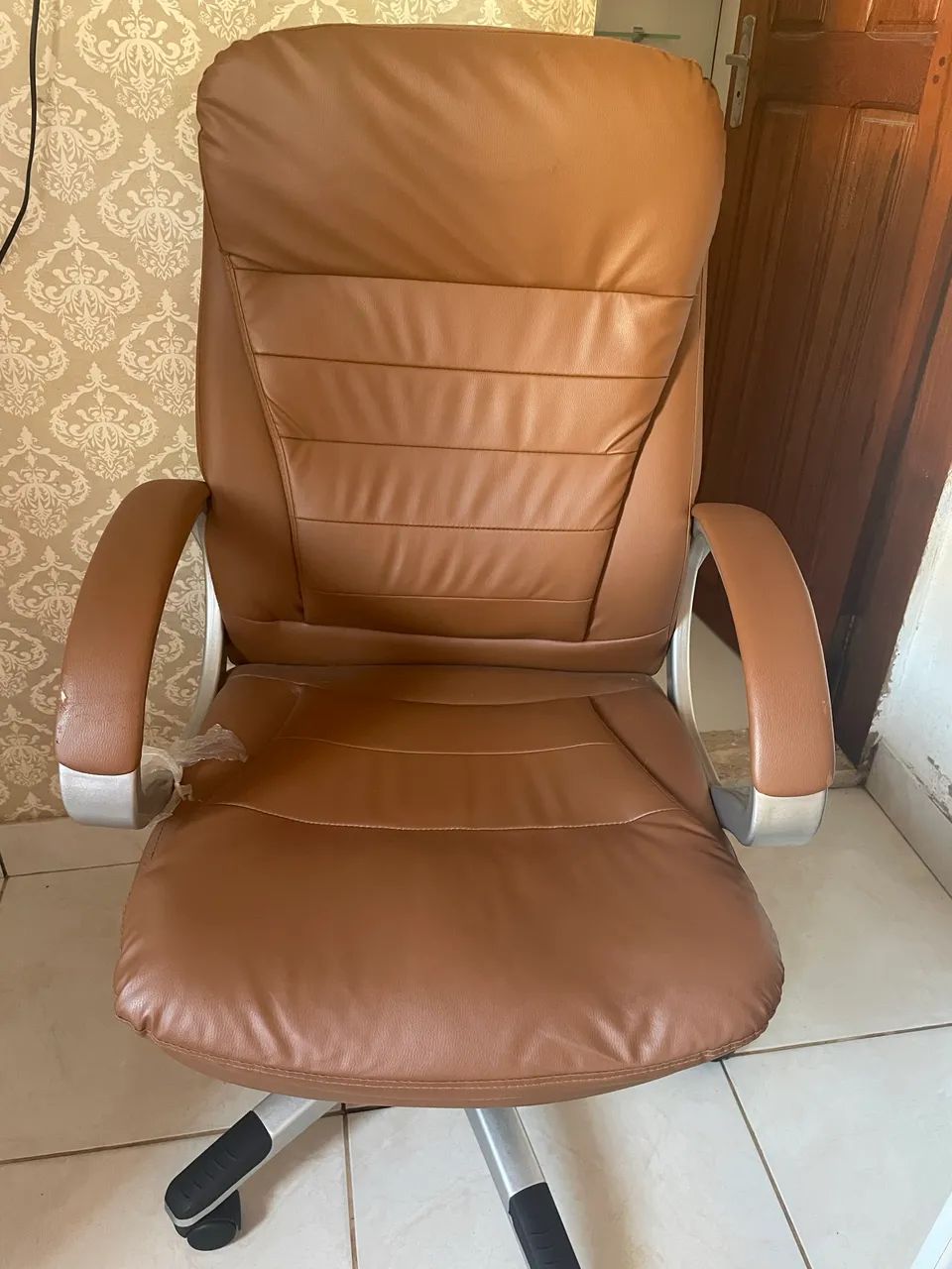 Vendo cadeira e mesa de escrivania - Foto 4
