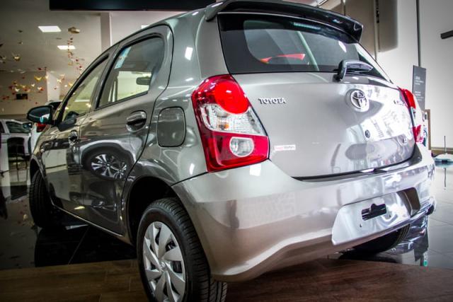 TOYOTA ETIOS HATCH X 13L AT 19/20 - Foto 5