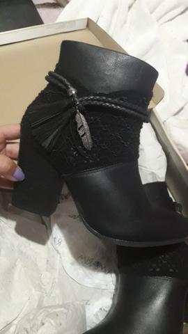 Bota cano curto semi nova!!!