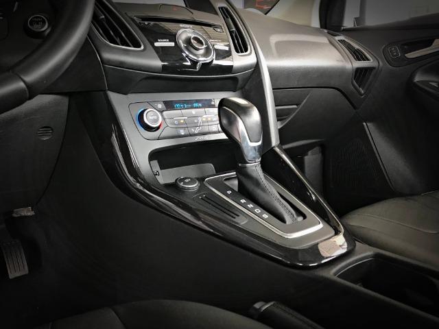 Ford Focus Titanium Fastback C/ Teto Solar 2.0. Branco 2016/2017 - Foto 10