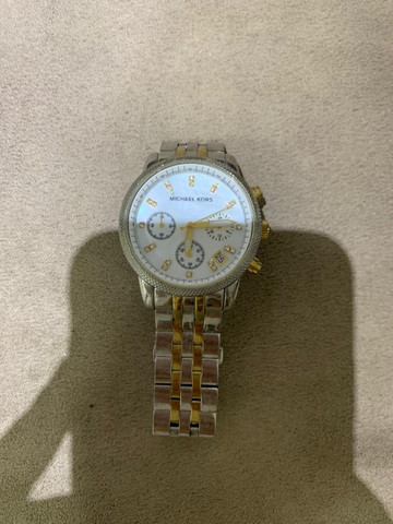 relogio mk prata com dourado