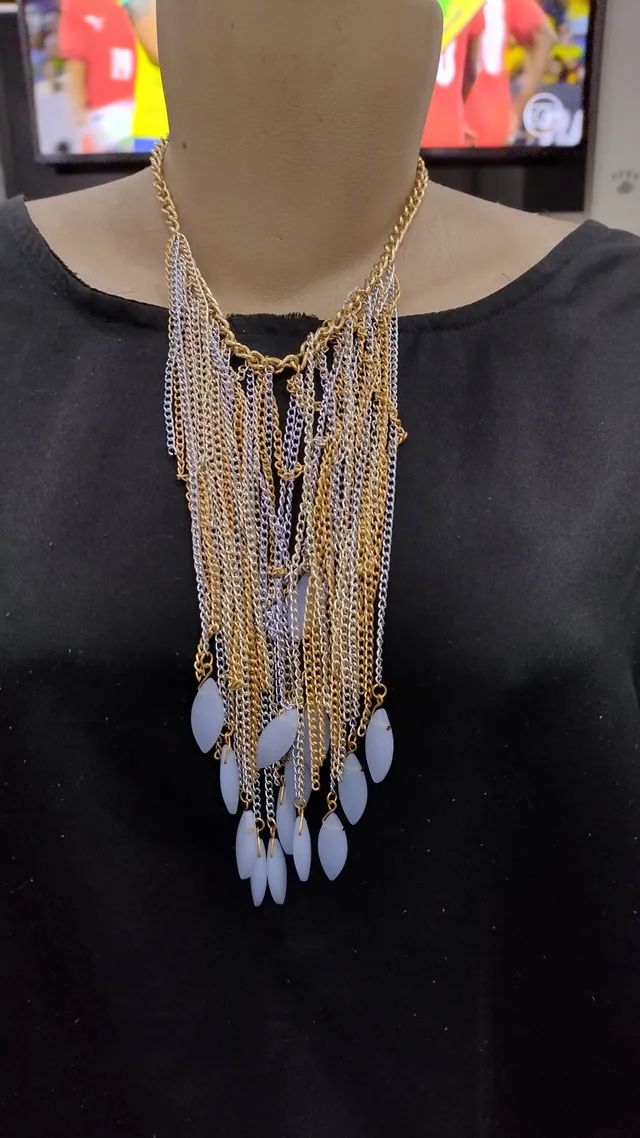 Lote com 4 Colares novos 